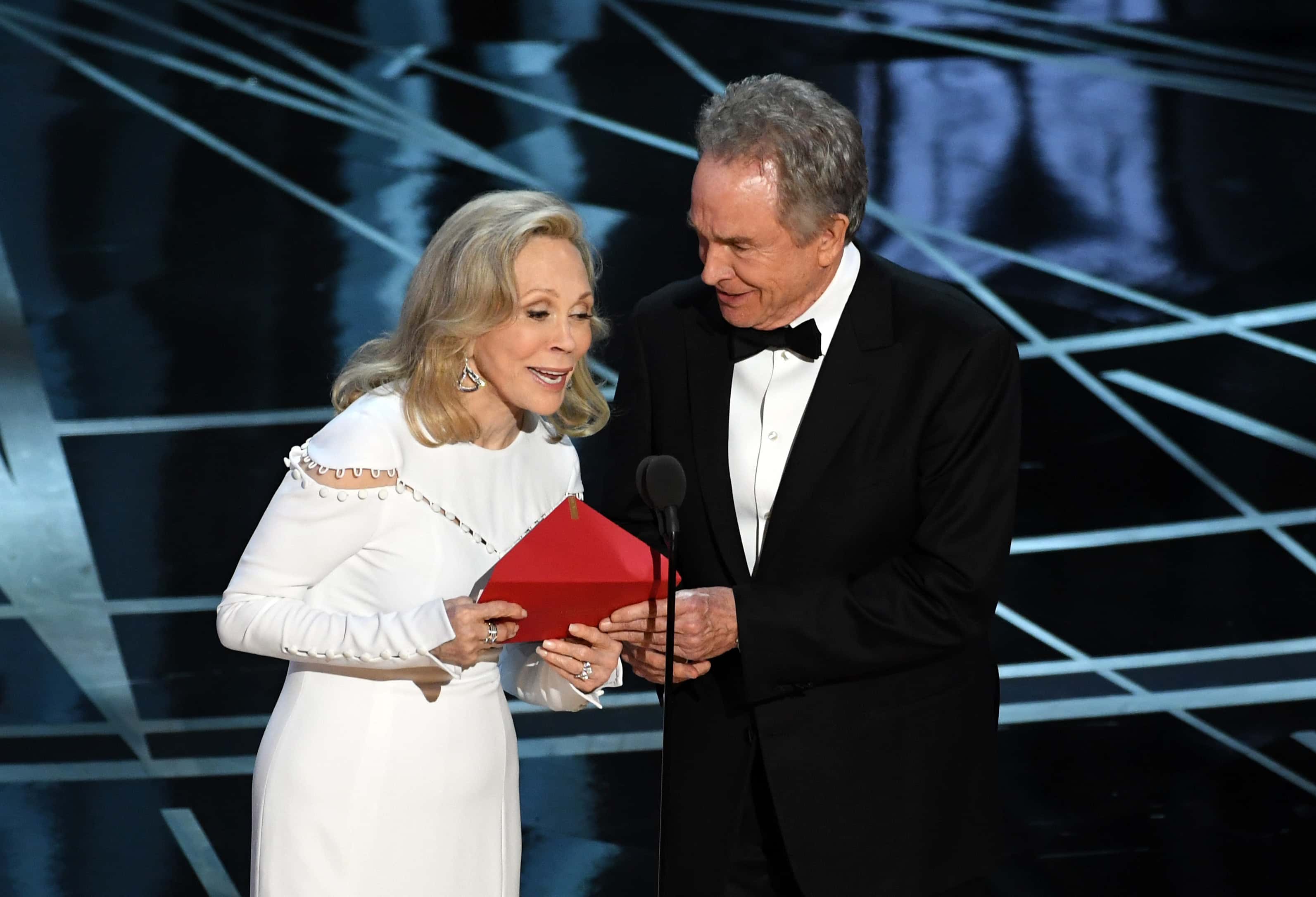 Actors Faye Dunaway (L) and Warren Beatty