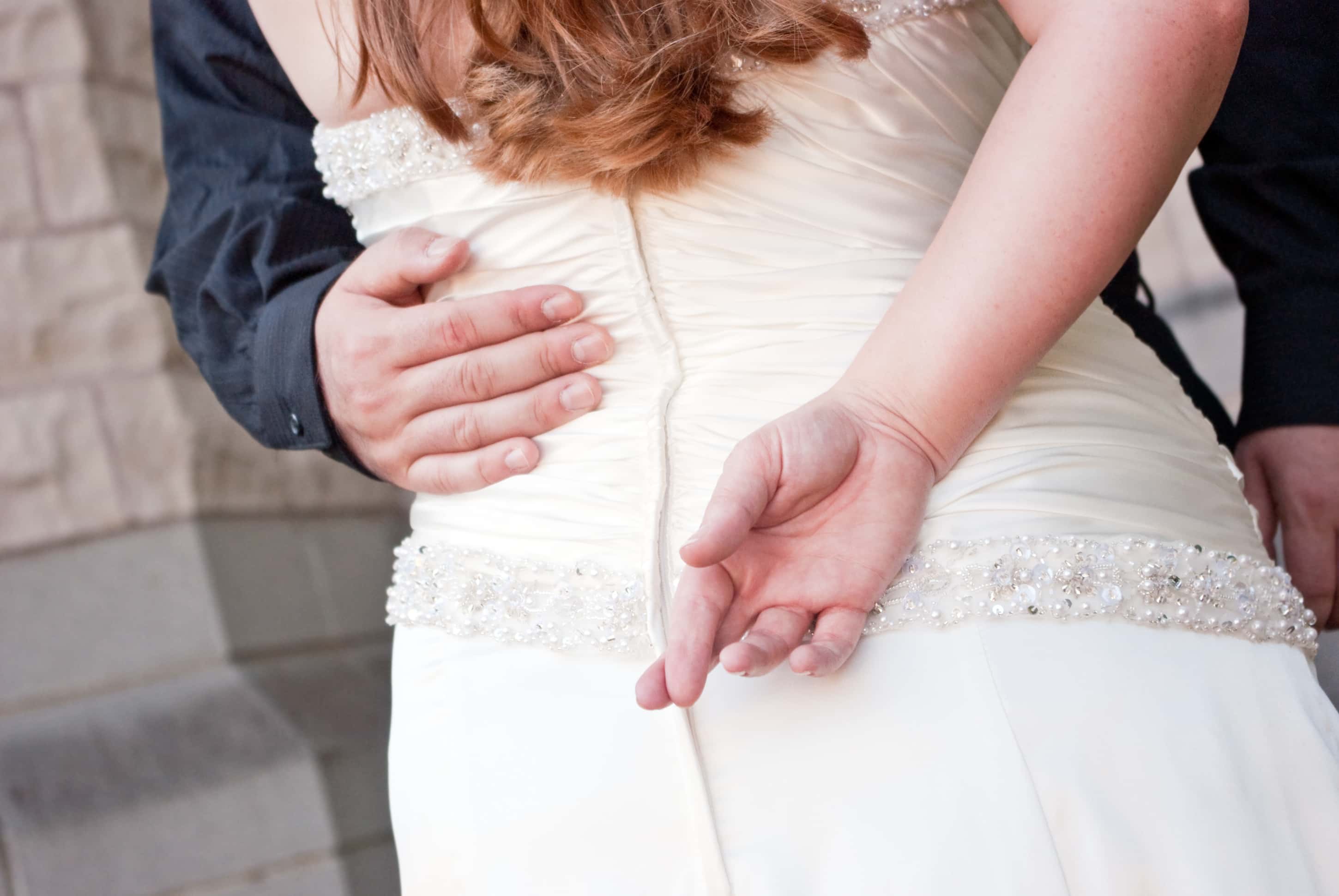 Брачная аферистка. Фиктивная свадьба. Невеста скрестила пальцы. Фальшивый брак.