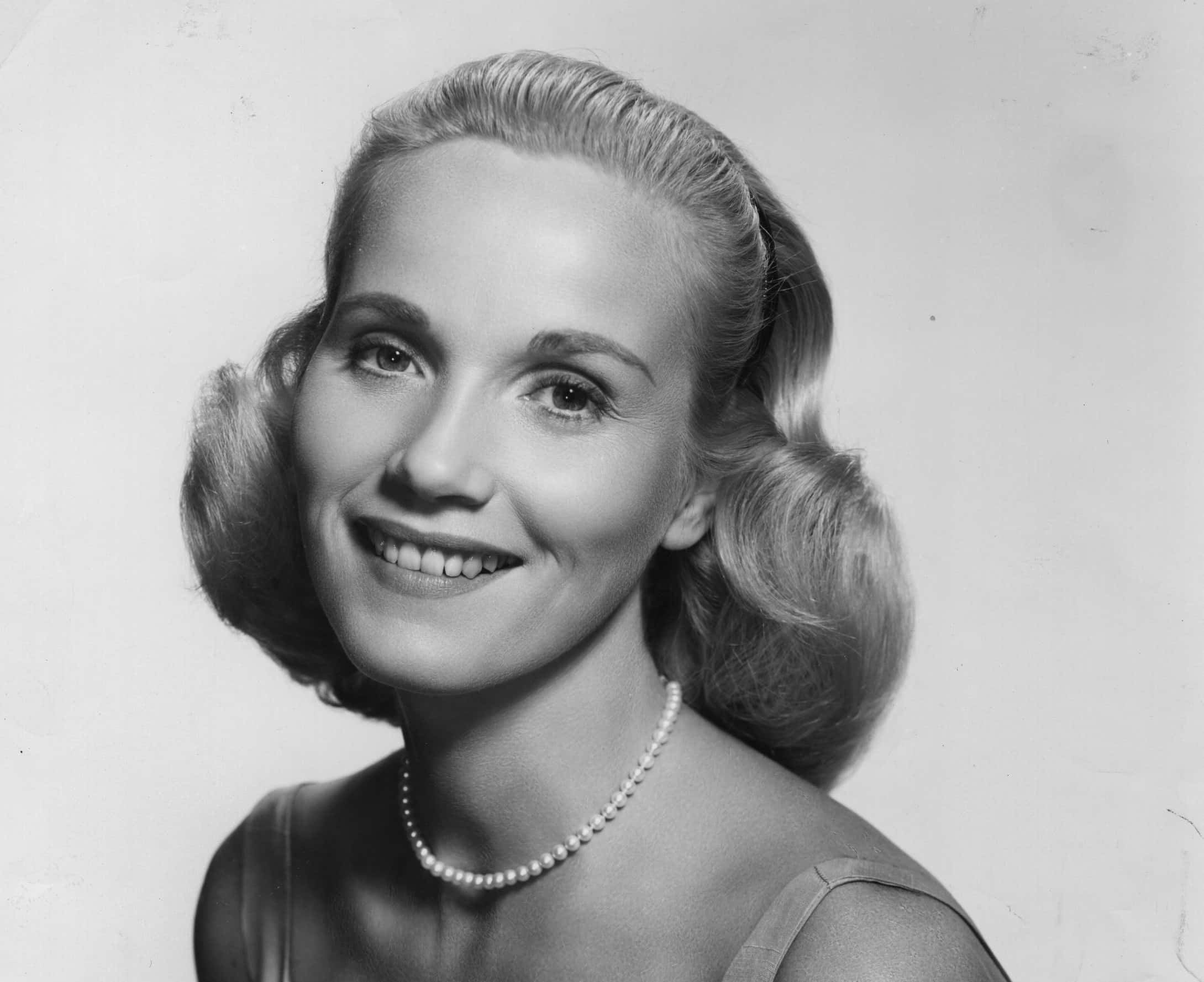 Eva Marie Saint wearing pearls 