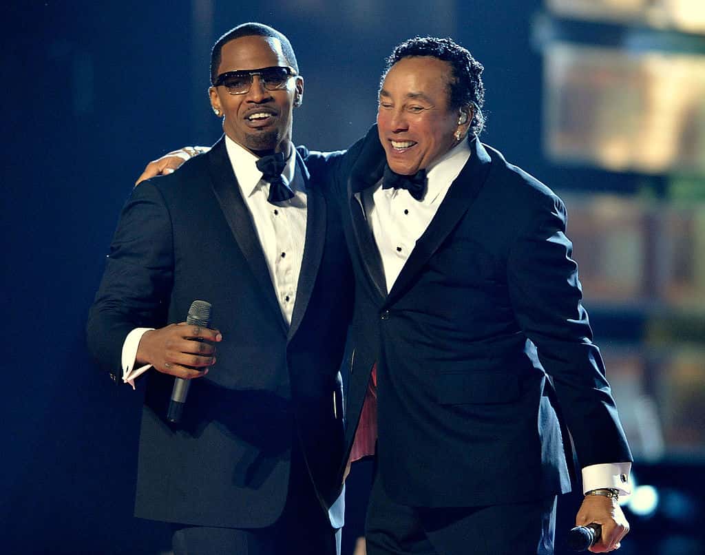 Jamie Foxx and Smokey Robinson performing