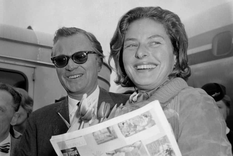 Lars Schmidt Ingrid Bergmann in front of a plane