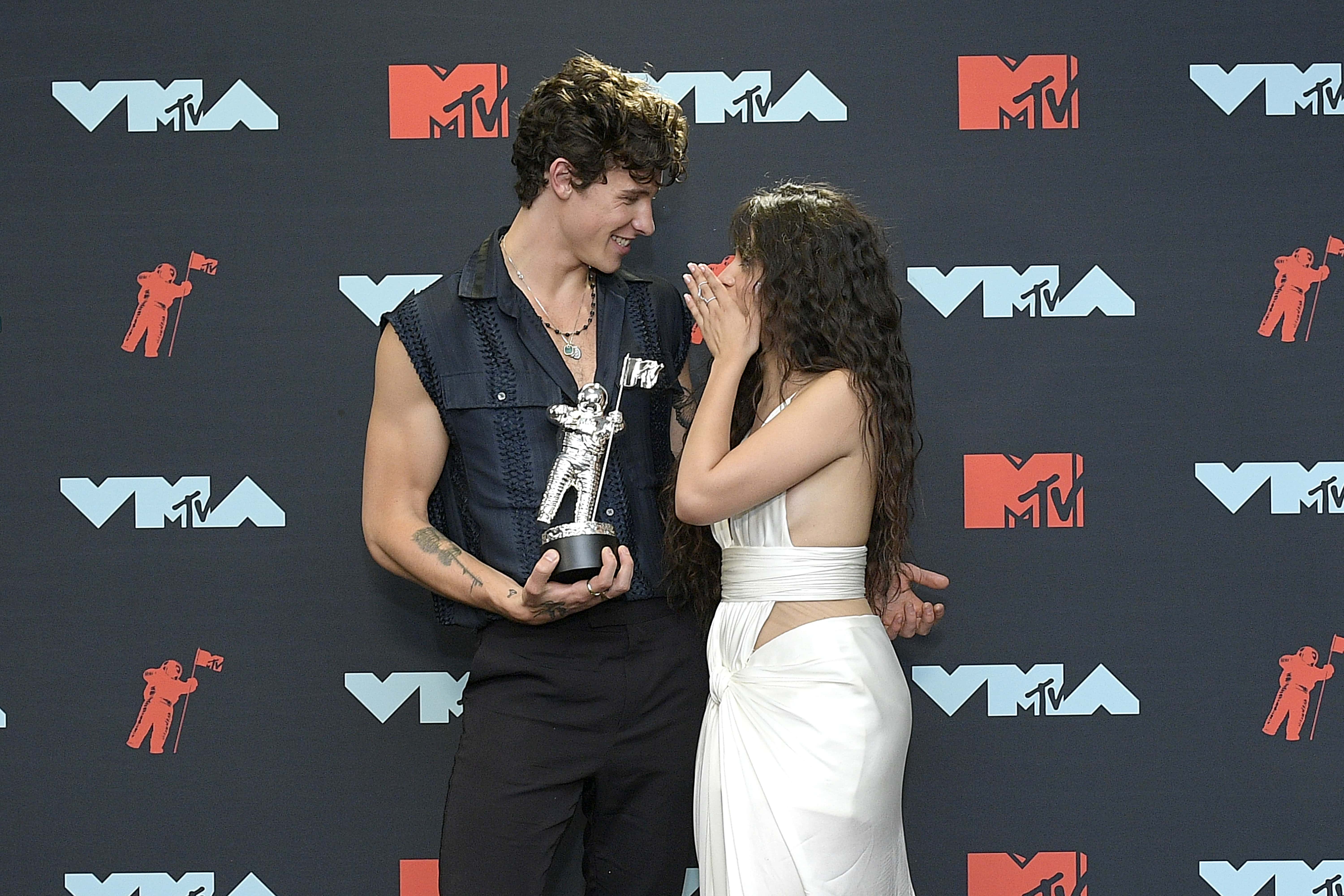  Shawn Mendes and Camila Cabello pose with the Best Collaboration Award