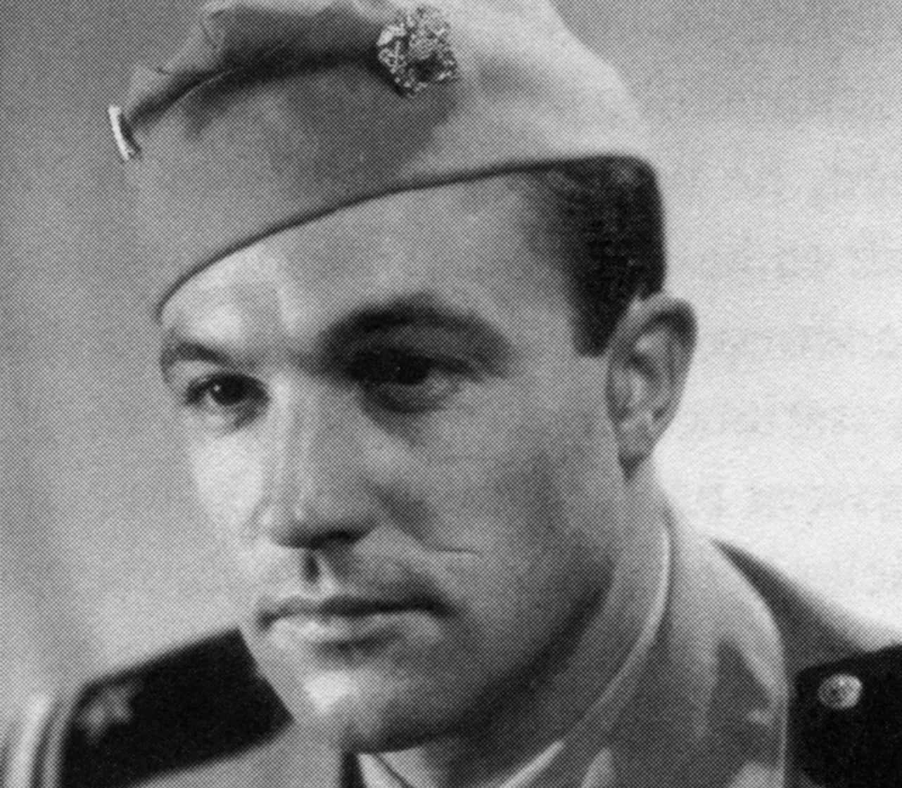 Gene Kelly looking left from the camera