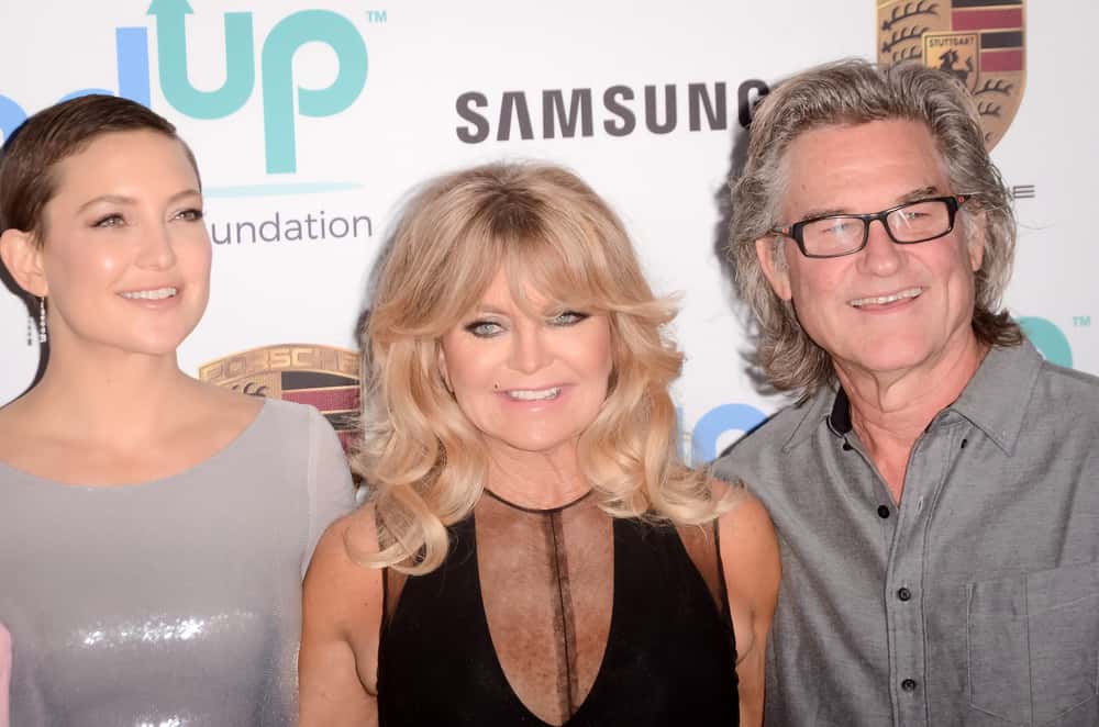 Kate Hudson, Goldie Hawn, Kurt Russell posing at an event