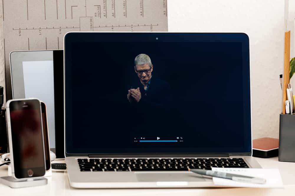 Apple Keynote Tim Cook thanking for the event