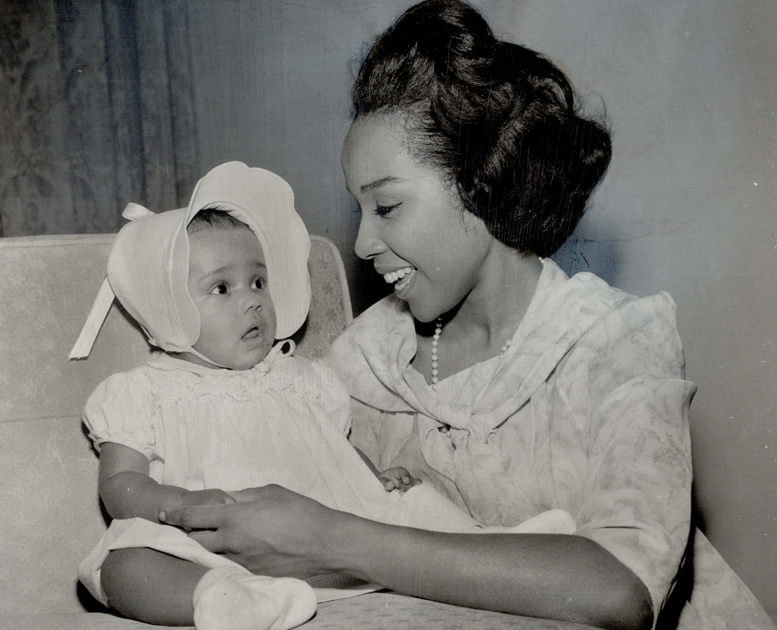 Tiny daughters. Дороти Дендридж и ее дочь. Дороти Дендридж с дочкой фото. Дороти Дендридж дочь. Diahann Carroll gif.