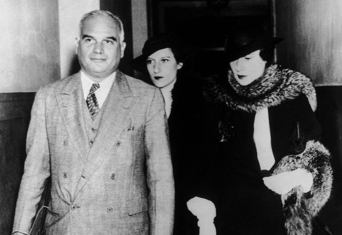 Gloria Morgan Vanderbilt and sister at court