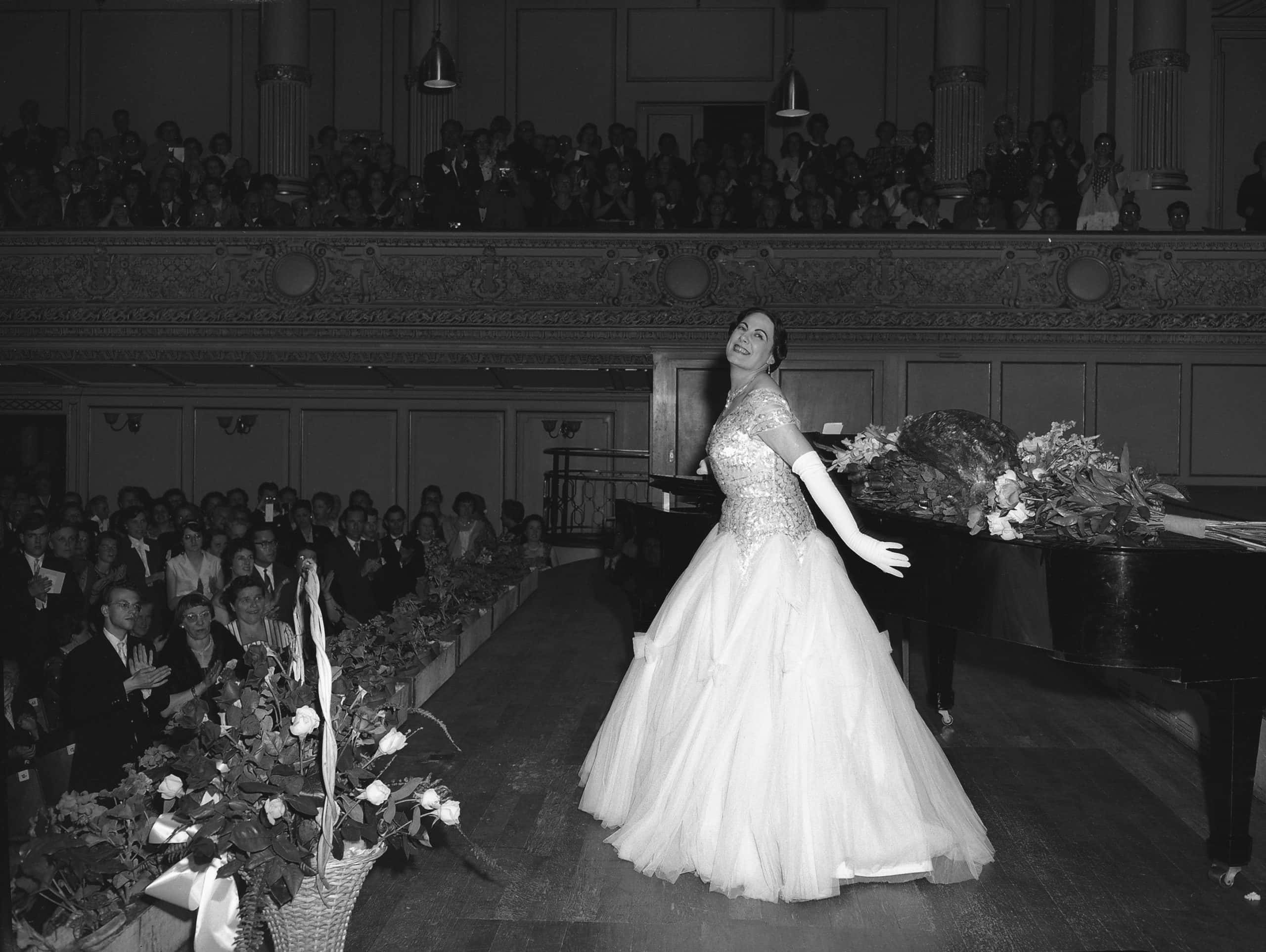 Renata Tebaldi enjoying applause at Tonhalle Zurich 1958,Renata Tebaldi enjoying applause at Tonhalle