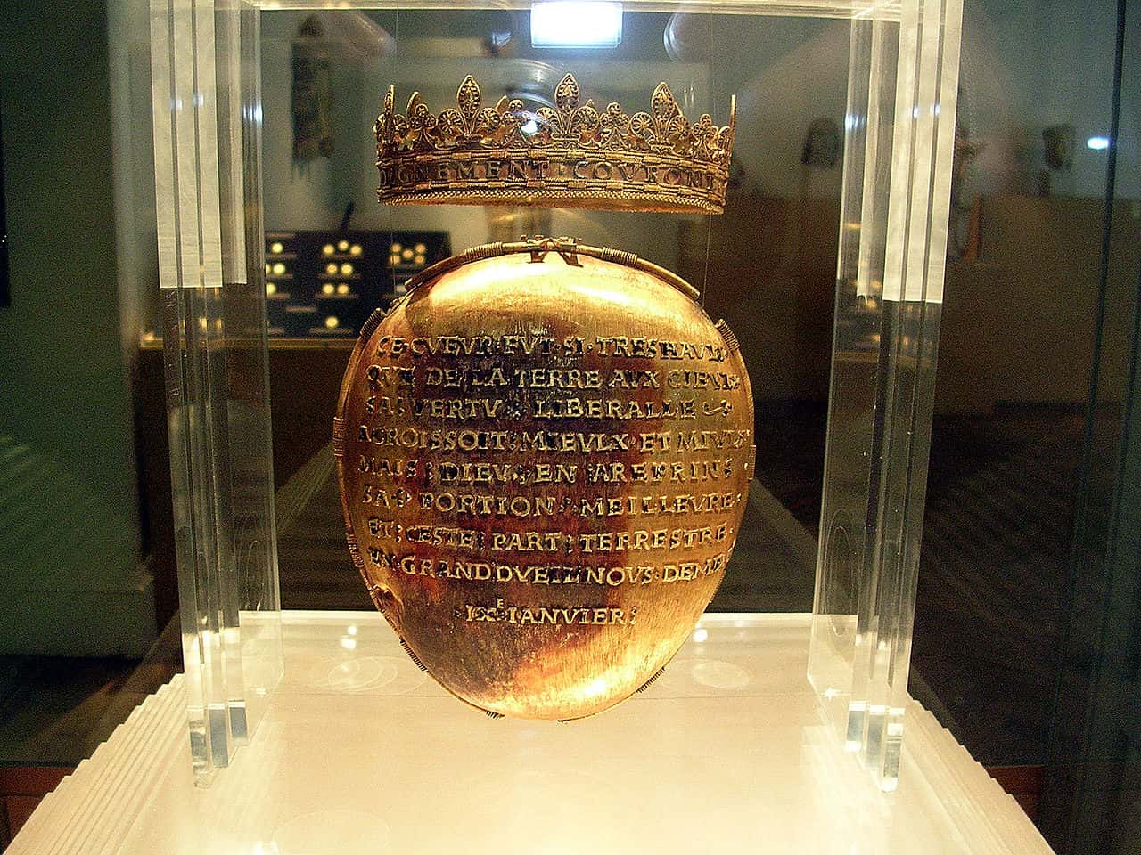 Gold reliquary of Anne of Brittany's heart
