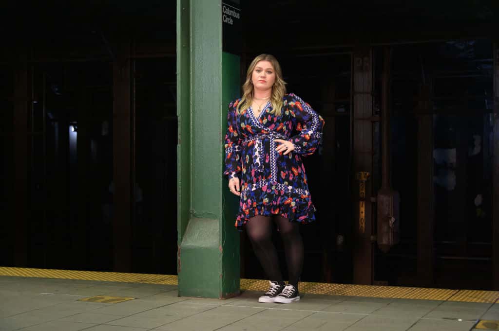 Kelly Clarkson films a music video in the subway