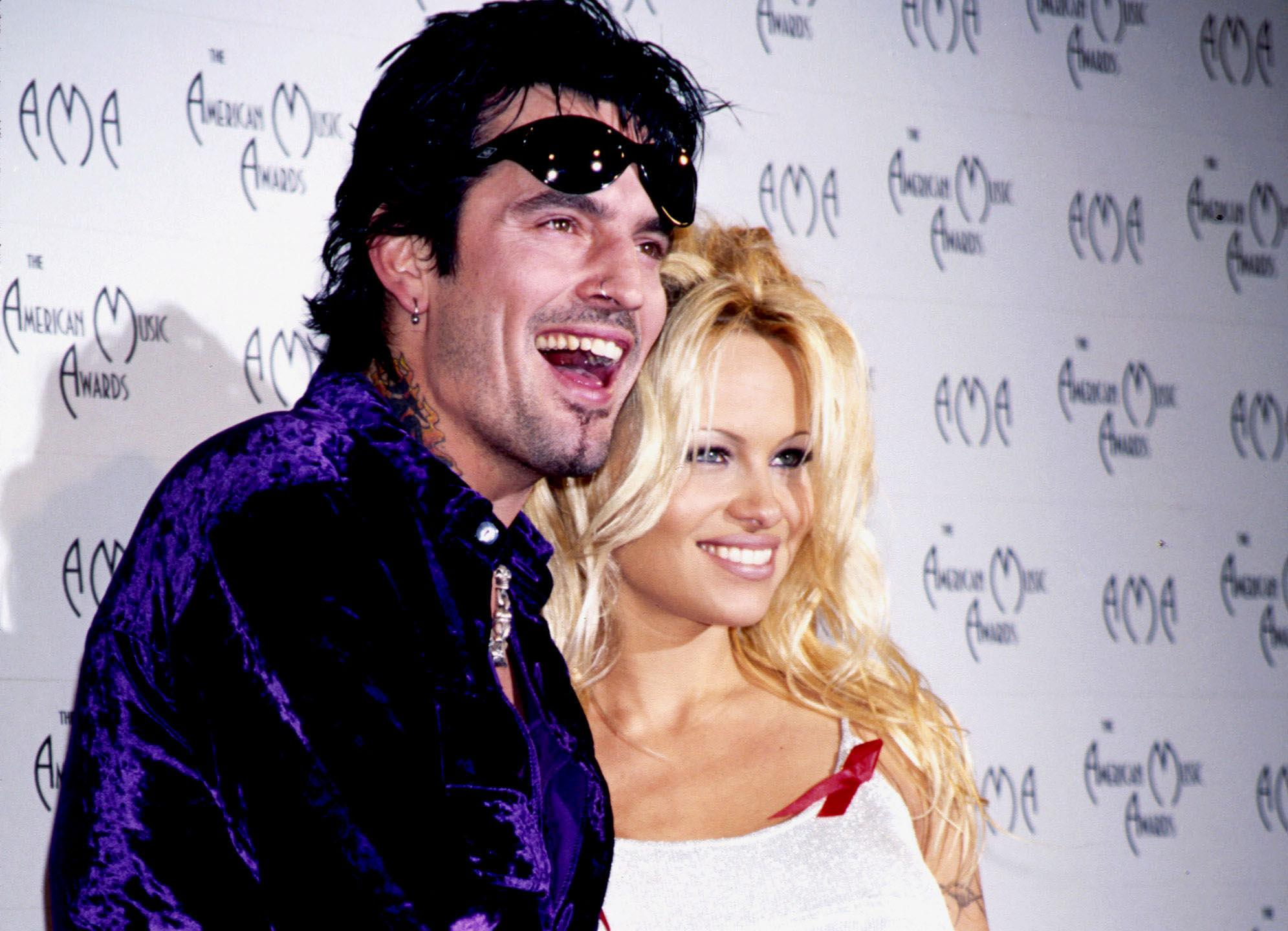 Tommy Lee and Pamela Anderson posing
