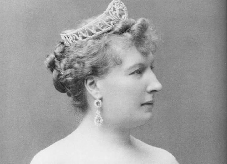 Caroline Lacroix Facts