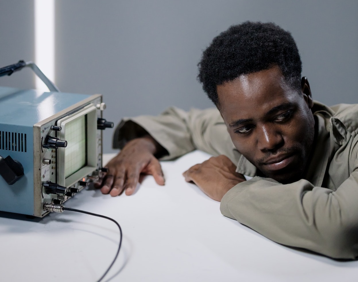 Man with an oscillograph