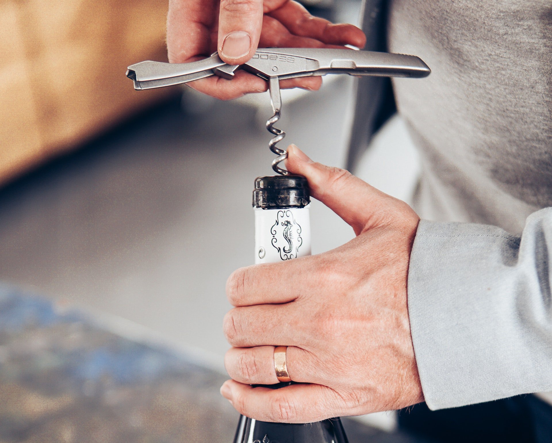 Man opening a bottle of vine