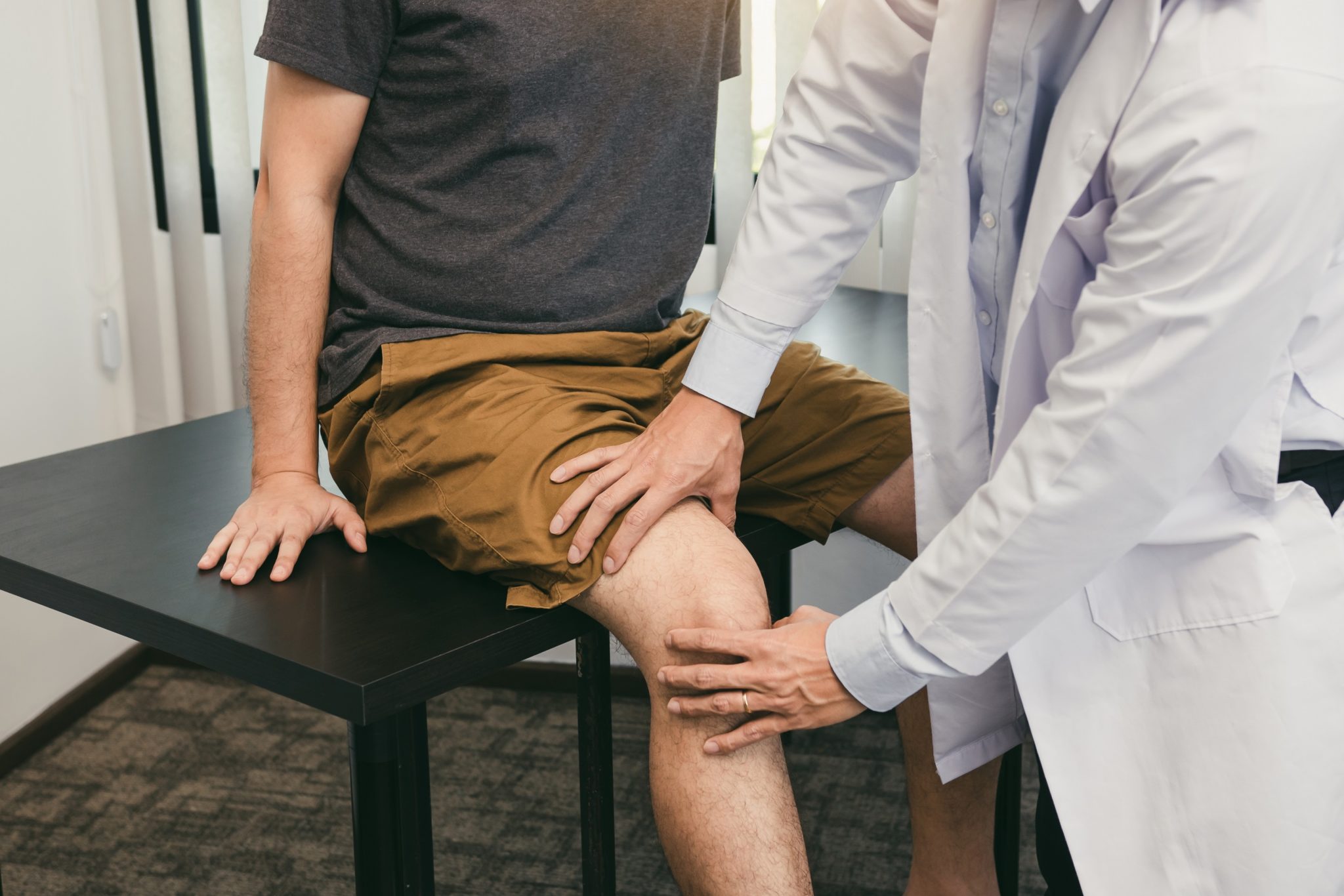 Man with leg pain with a doctor