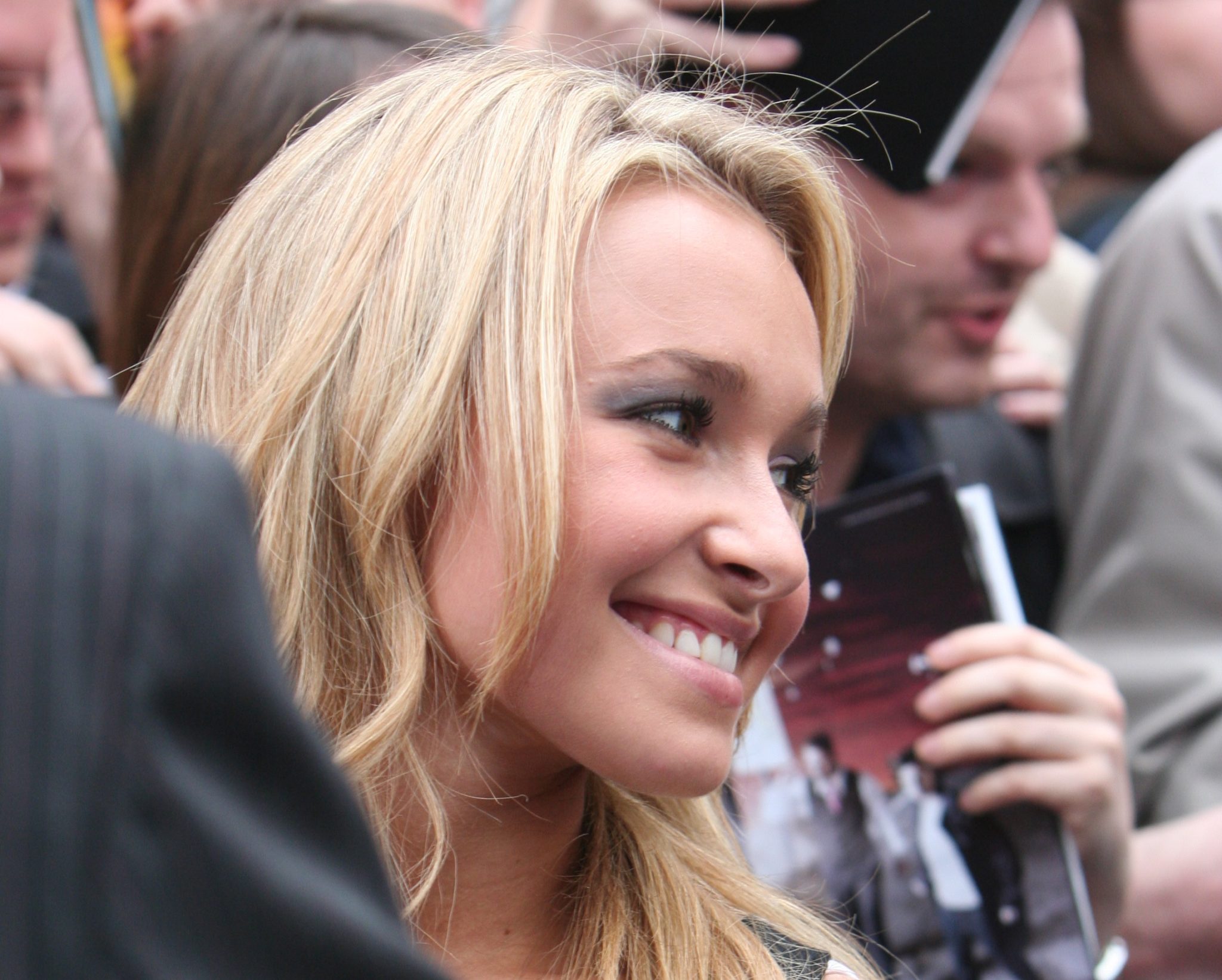 Photo of Hayden Panettiere with blond hair smiling and looking a side - 2007