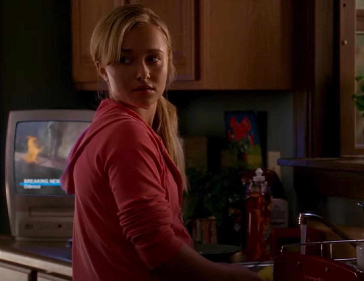 Screenshot : Hayden Panettiere wearing a pink hoodie - from Heroes (TV series 2006/2010) 