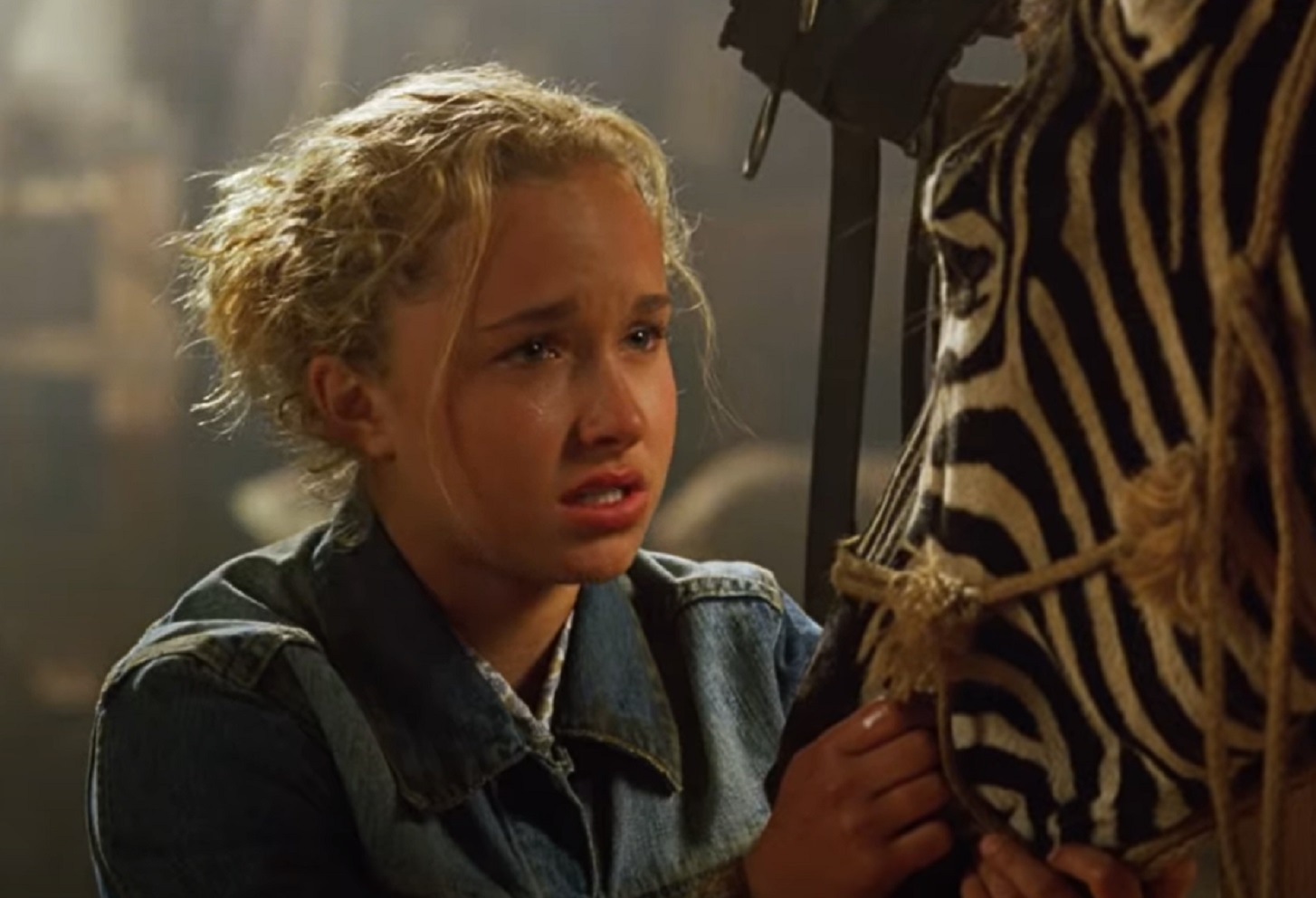 Screenshot : Hayden Panettiere with blond hair with a zebra - from Racing Stripes (2005)