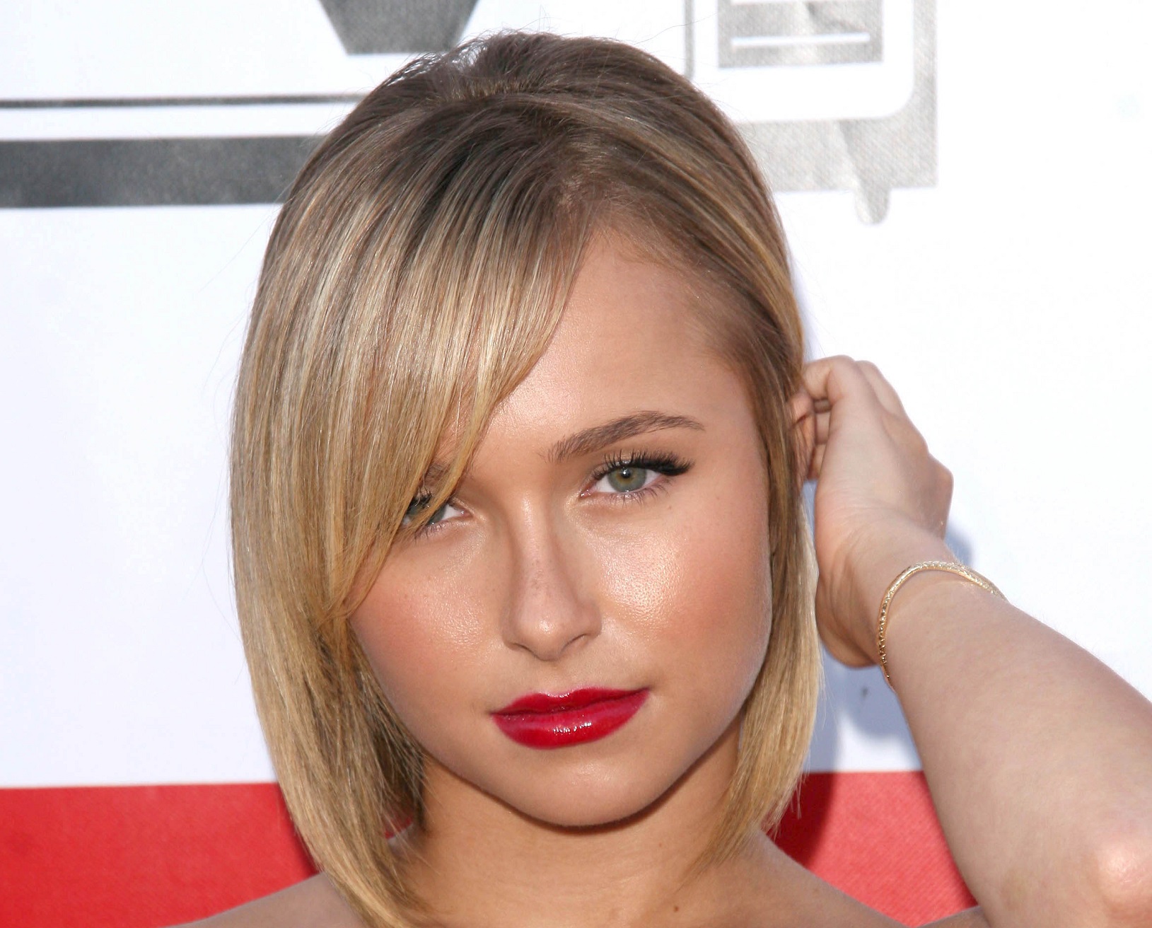 Portrait of Hayden Panettiere wearing red lipstick and looking in camera - 2008