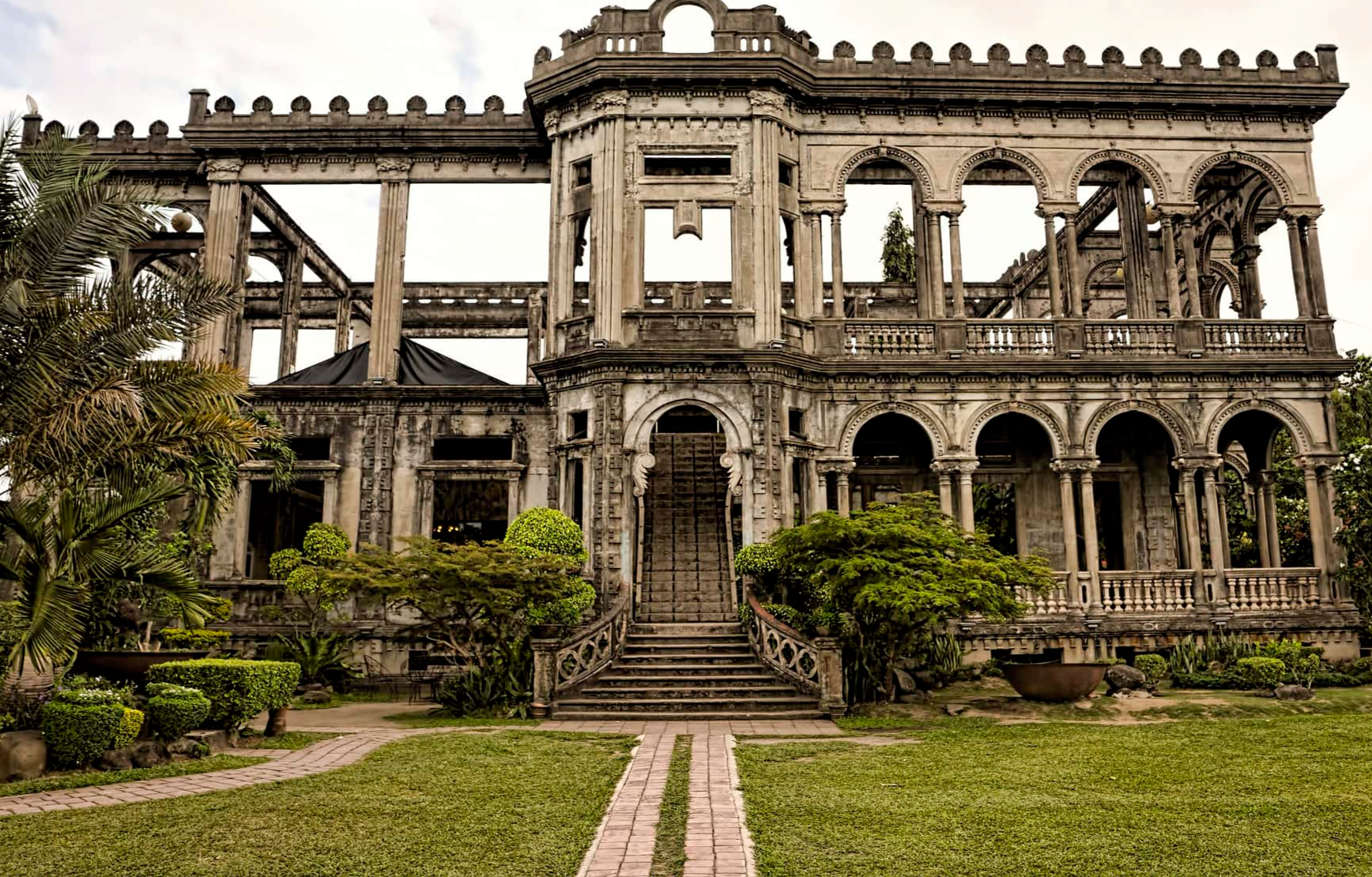 These Rich People Are Obnoxiously Wealthy