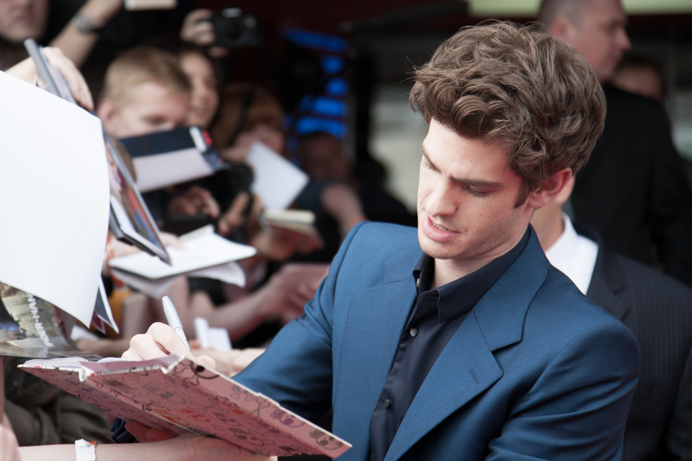 Andrew Garfield singing autographs