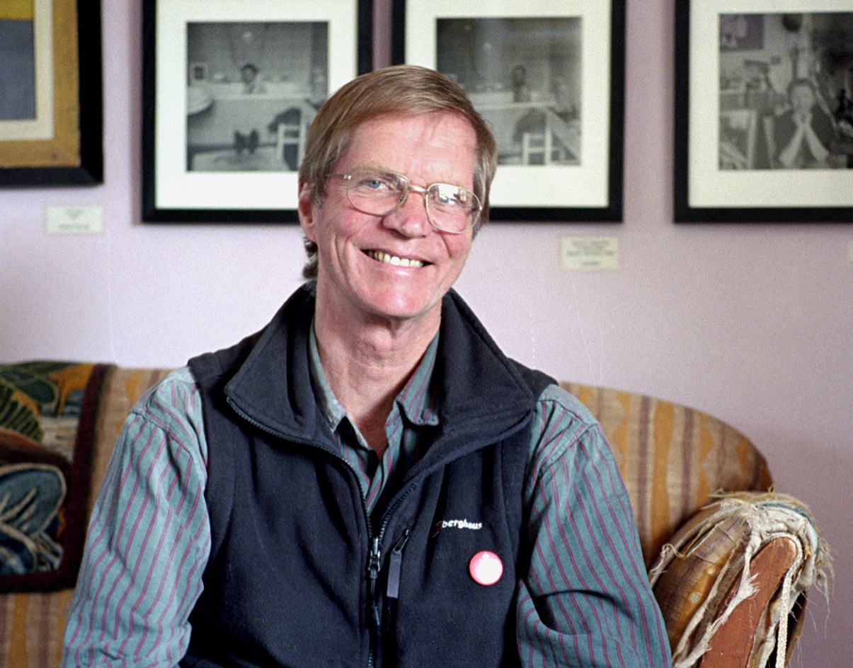 Portrait of Antony Penrose seating on the bed - 2017