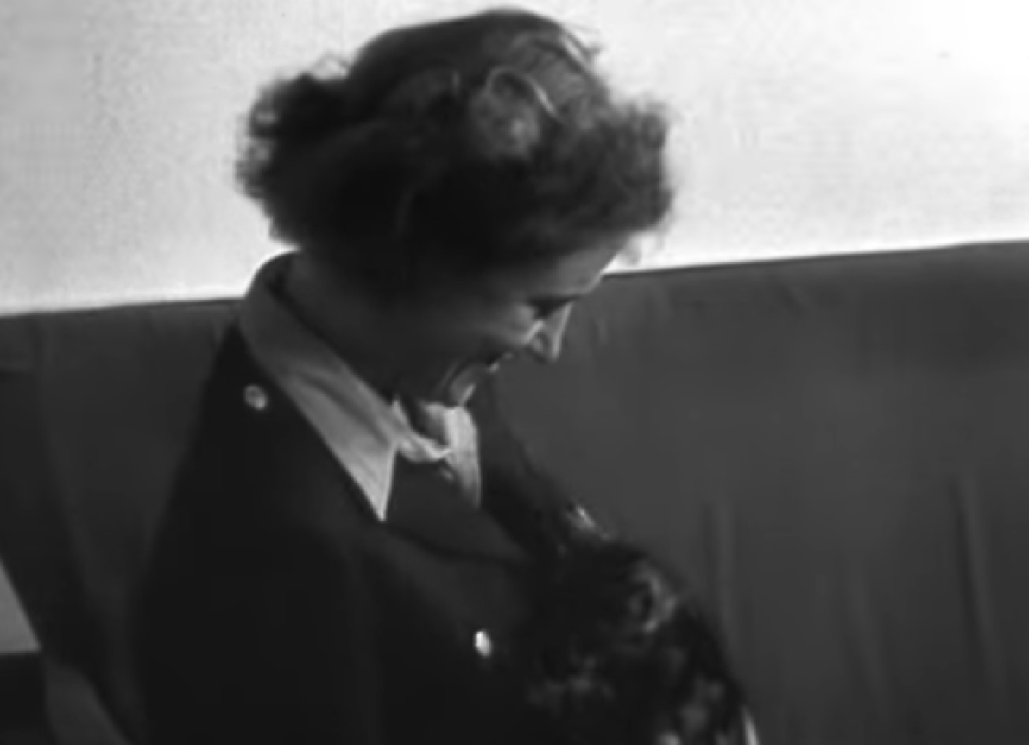 Screenshot: B&W Lee Miller is looking down - from Lee Miller: Through the Mirror (1995)