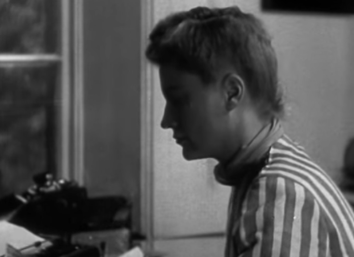 Screenshot: B&W Lee Miller is looking down - from Lee Miller: Through the Mirror (1955)