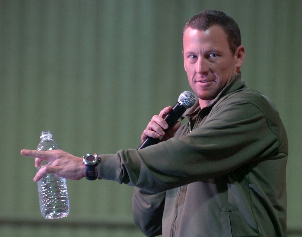 Lance Armstrong is talking and pointing with hand - 2007