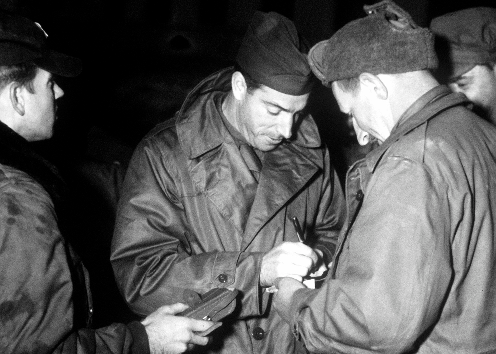 Joe DiMaggio signs autographs