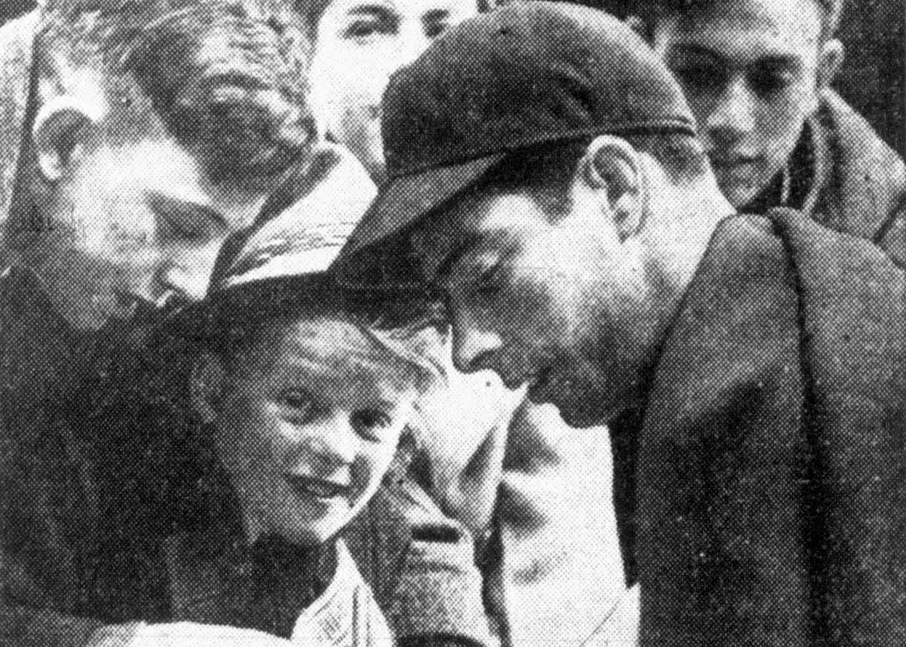 Joe DiMaggio signing autographs 1943