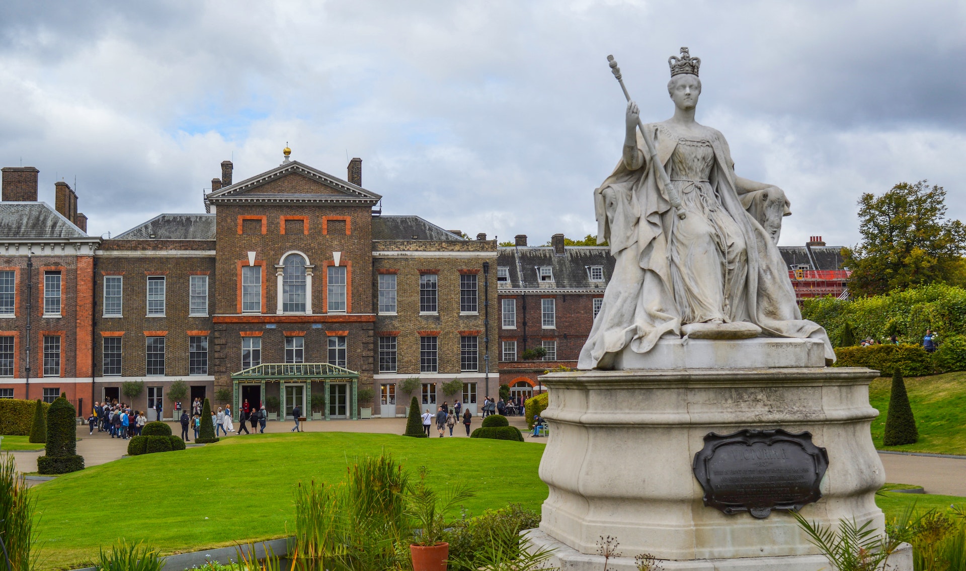 exterior of kensington palace with woman statue
