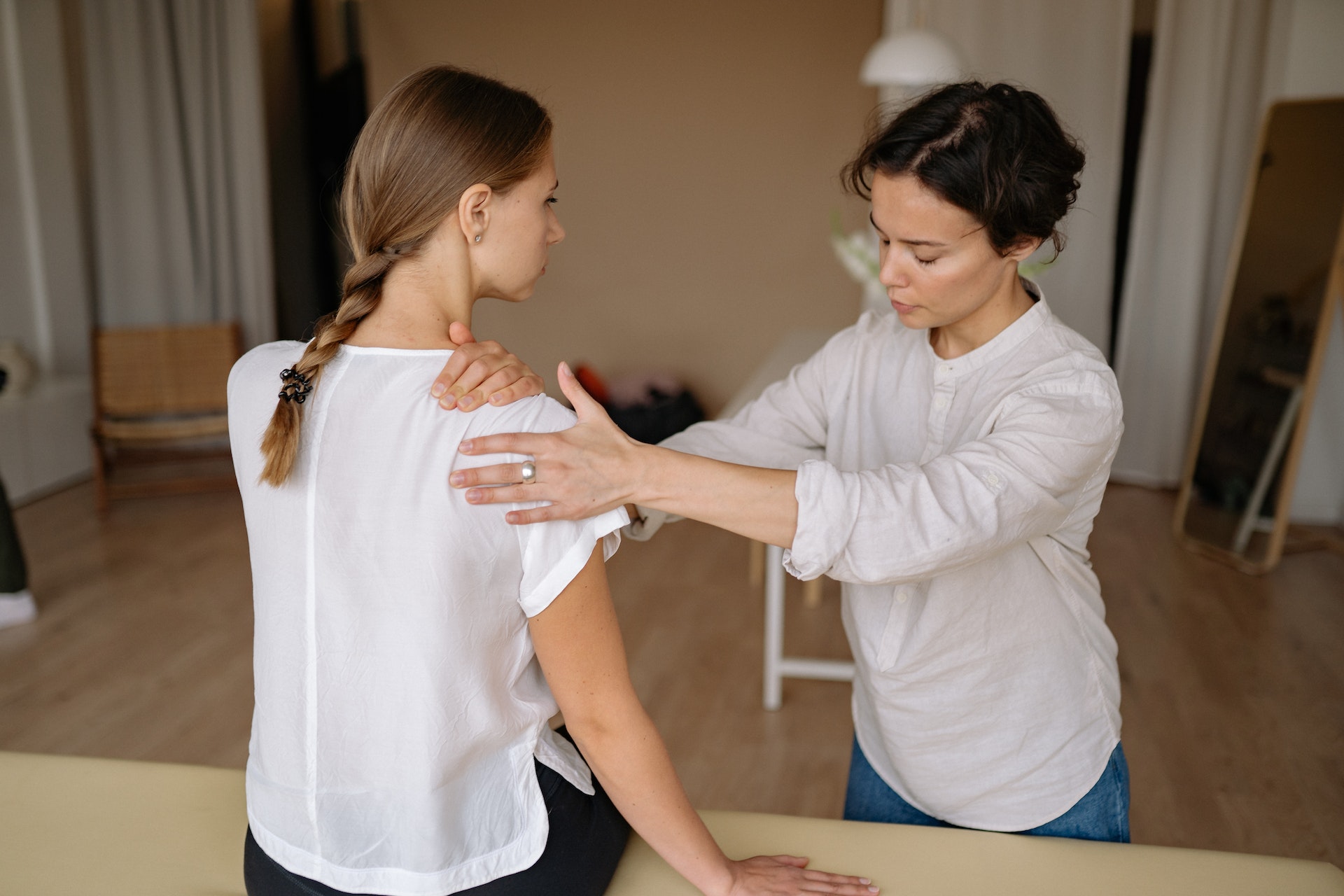 massage therapist in white clothes