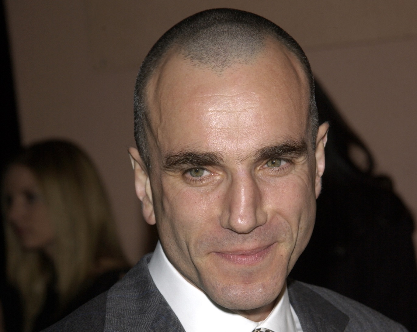 Daniel Day-Lewis looking at side an smiling - 2003