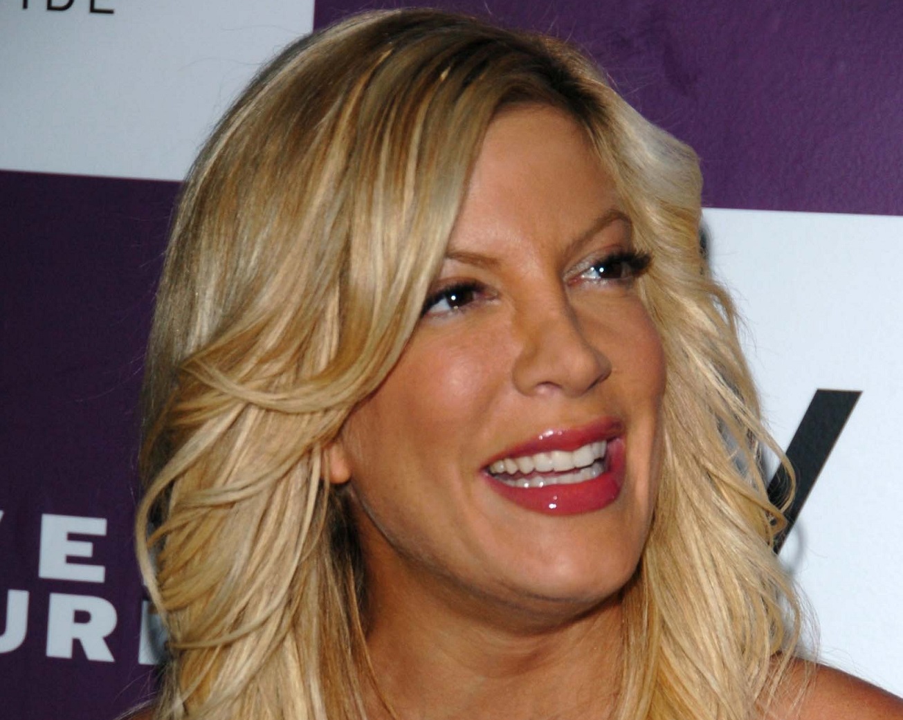 Tori Spelling looking at side and smiling - 2006