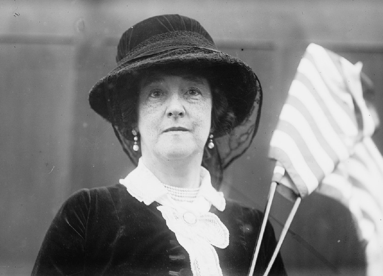 Lady Duff Gordon is holding a flag and looking at front - 1900
