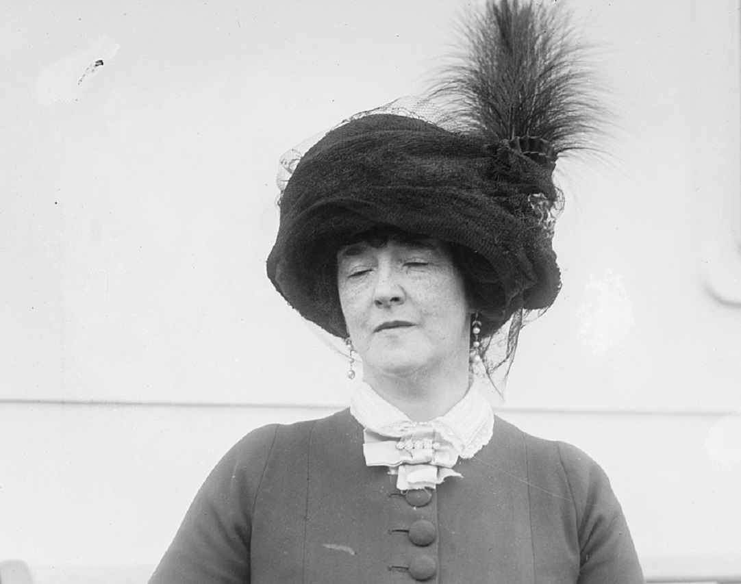 Lady Duff Gordon is standing with closed eyes - 1900