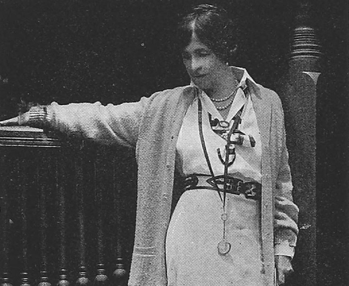 Lady Duff Gordon is looking down - 1915