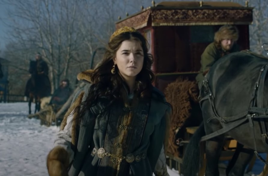 Mariya Andreeva as Sophia Palaiologina  in front of horse and carriage