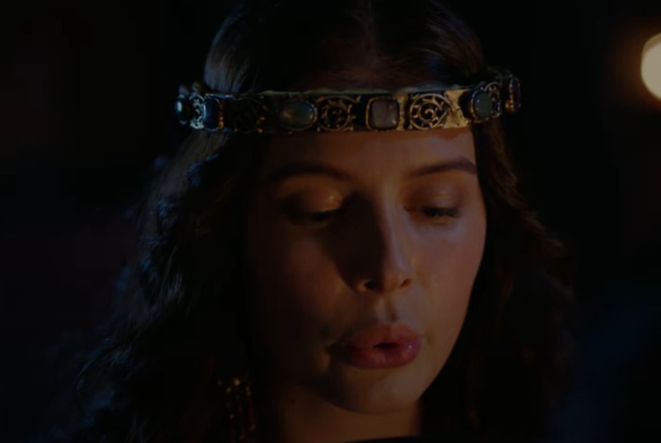 Mariya Andreeva as Sophia Palaiologina wearing hear jewelry