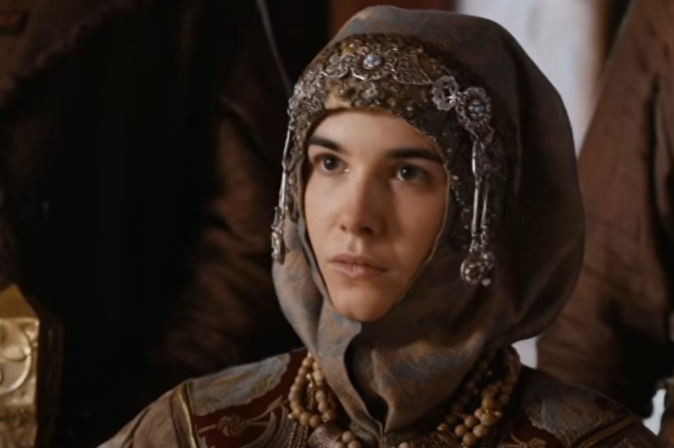 Mariya Andreeva as Sophia Palaiologina in head scarf and crown