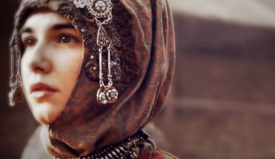 Mariya Andreeva as Sophia Palaiologina in head scarf and crown