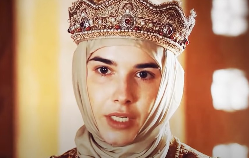 Mariya Andreeva as Sophia Palaiologina in head scarf and crown