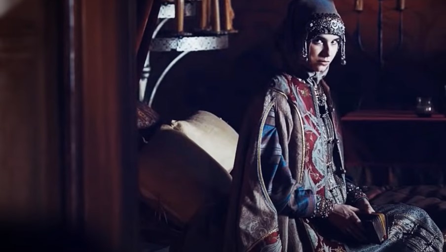 Mariya Andreeva as Sophia Palaiologina in head scarf and crown