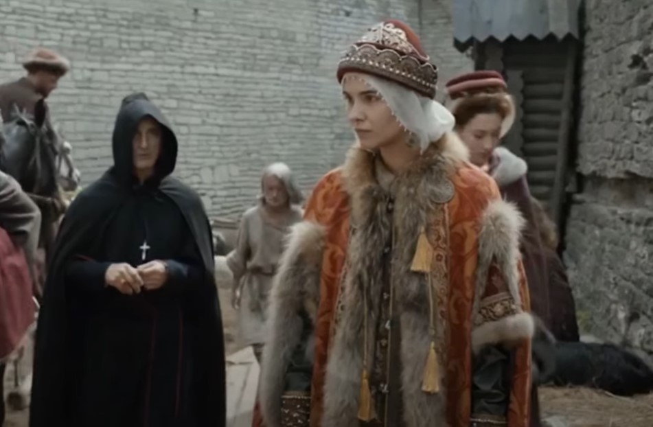 Mariya Andreeva as Sophia Palaiologina in head scarf and crown