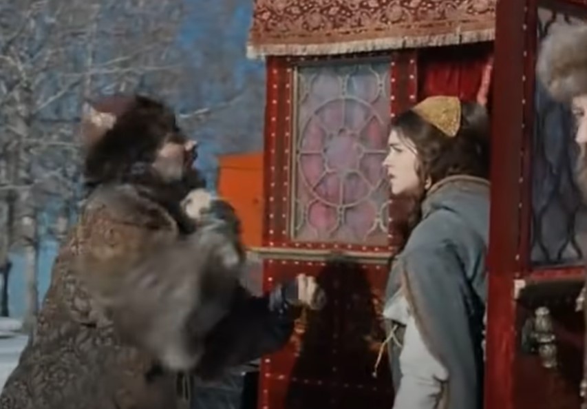 Mariya Andreeva as Sophia Palaiologina  in front of horse and carriage