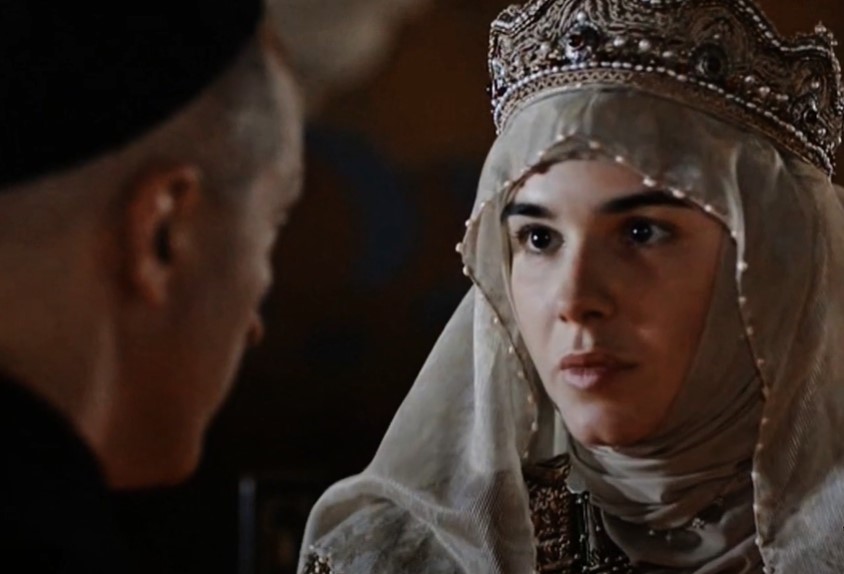 Mariya Andreeva as Sophia Palaiologina in head scarf and crown