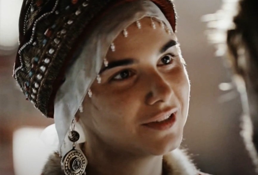 Mariya Andreeva as Sophia Palaiologina in head scarf and crown