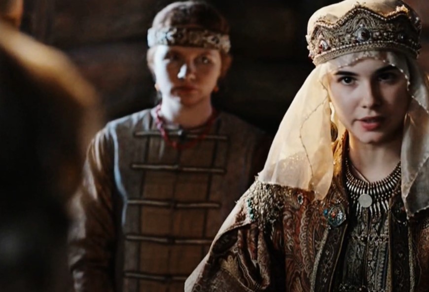 Mariya Andreeva as Sophia Palaiologina in head scarf and crown