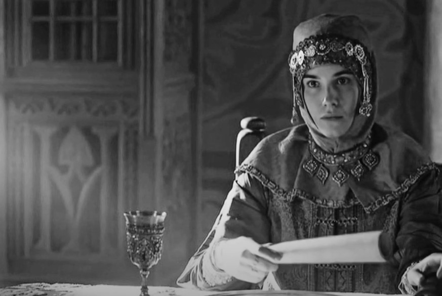 Mariya Andreeva as Sophia Palaiologina in head scarf and crown